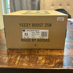YEEZY CLOWHT SIZE 11